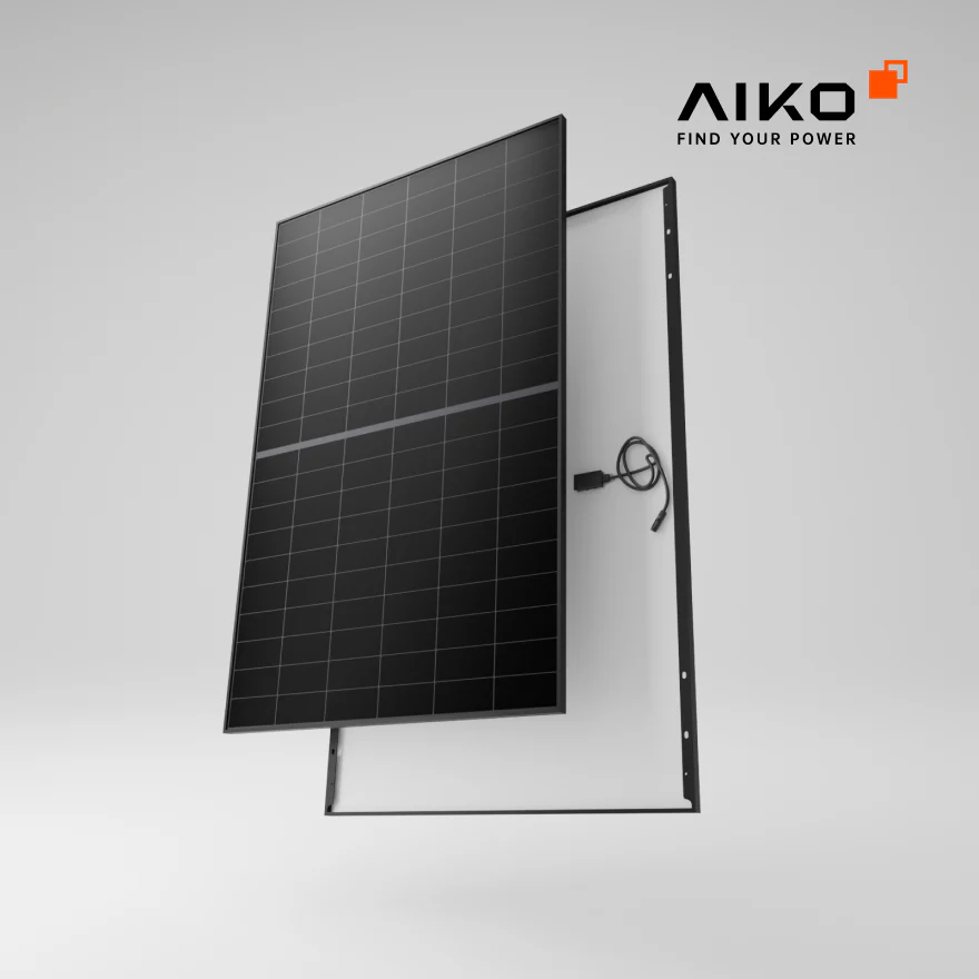 Panneau solaire AIKO noir présentant les faces avant et arrière sur un fond gris neutre.